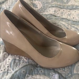 Dexter Size 6 Patent Leather Nude Wedges